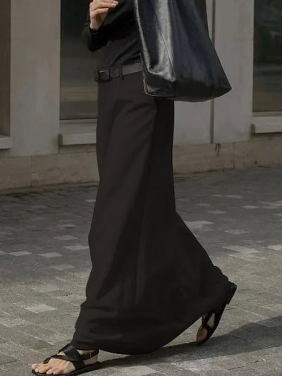 Elegante falda de corte en H con un diseño sencillo y refinado, perfecta para un look clásico y sofisticado