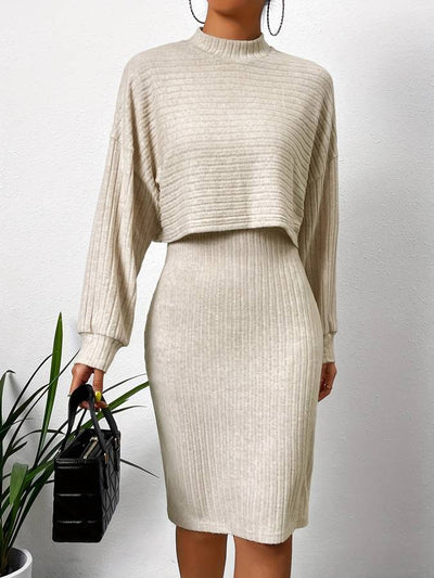 Elegante conjunto de top y falda de manga larga y cuello redondo, perfecto para un look refinado y cómodo en cualquier ocasión