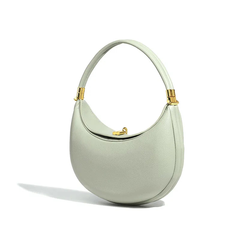 Bolso tipo media luna de piel vegana con herrajes dorados - Yuna
