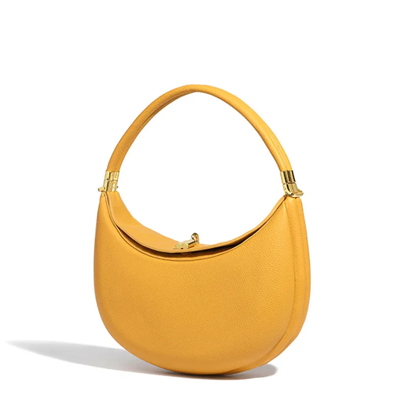 Bolso tipo media luna de piel vegana con herrajes dorados - Yuna
