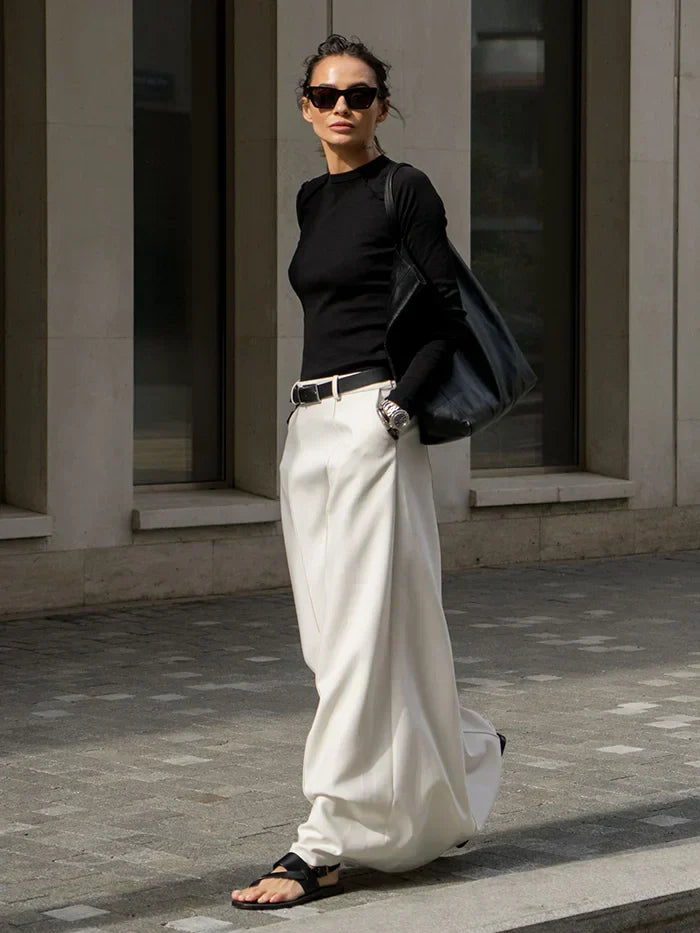 Elegante falda de corte en H con un diseño sencillo y refinado, perfecta para un look clásico y sofisticado