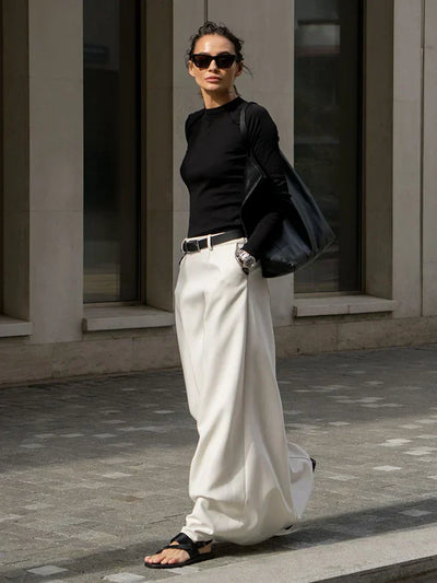 Elegante falda de corte en H con un diseño sencillo y refinado, perfecta para un look clásico y sofisticado