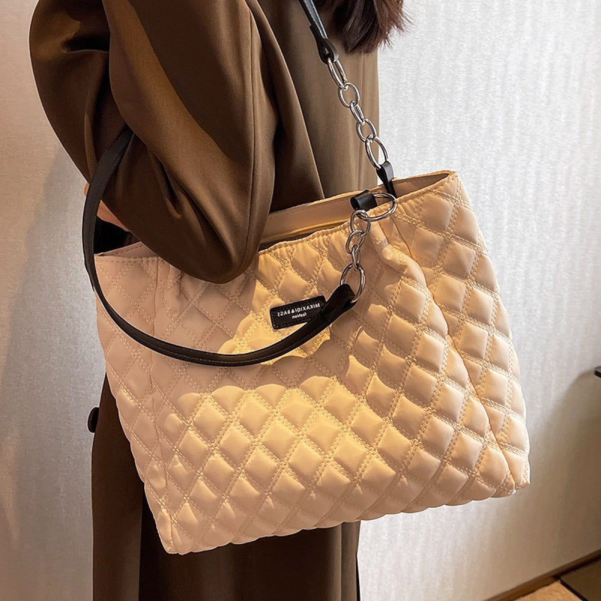 Bolso shopper para mujer acolchado con asas dobles y cadena metálica - Eloisa