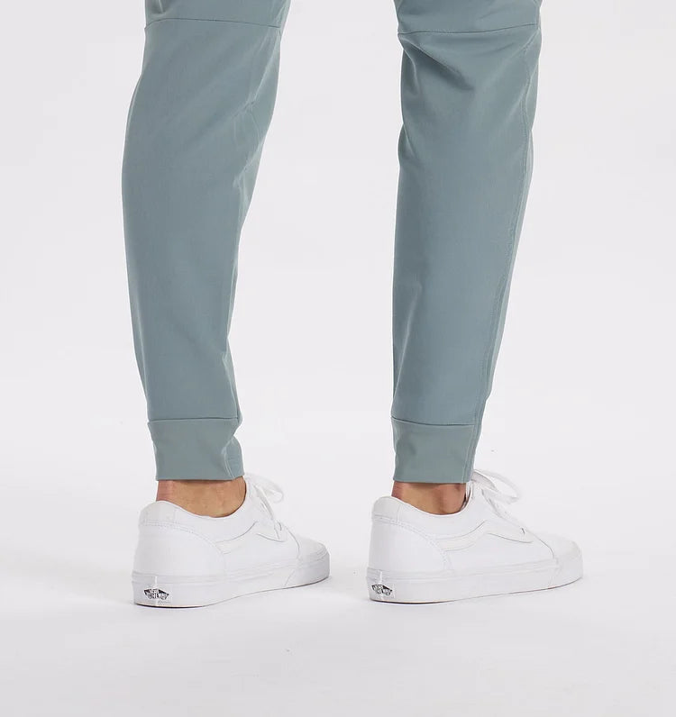 Pantalones cómodos para el día a día de los hombres