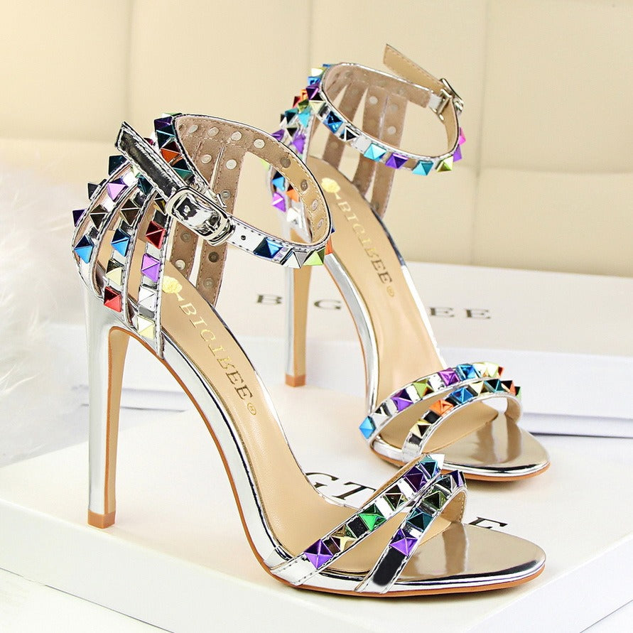 Sandalias de tacón para mujer con apliques metálicos estilo romano - Valeria