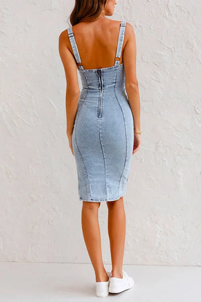 Falda vaquera con abertura frontal y detalle de cuello en U perfecta para un look casual y moderno