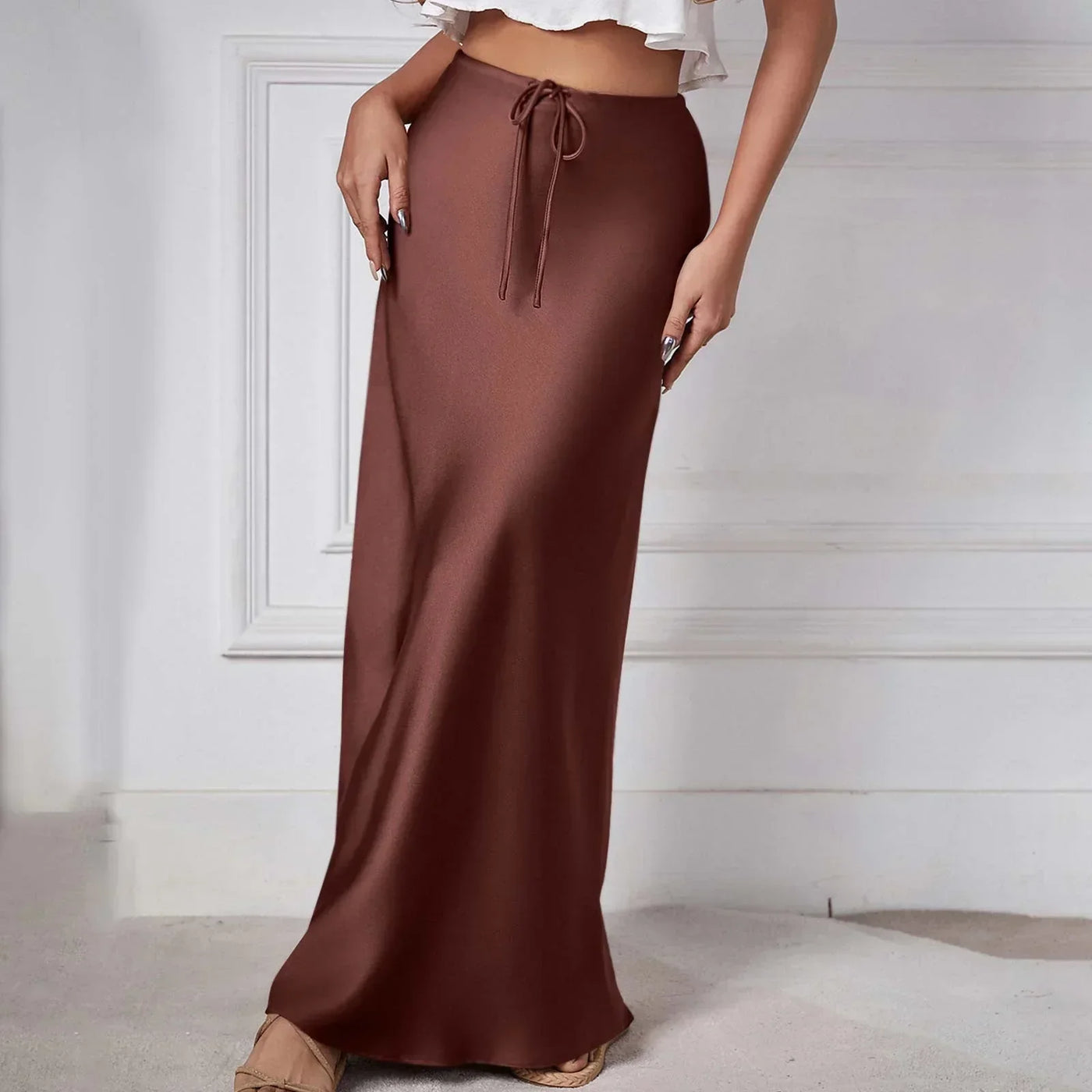 Falda de satén de talle alto con lazos, elegante y actual perfecta para un look sofisticado y moderno