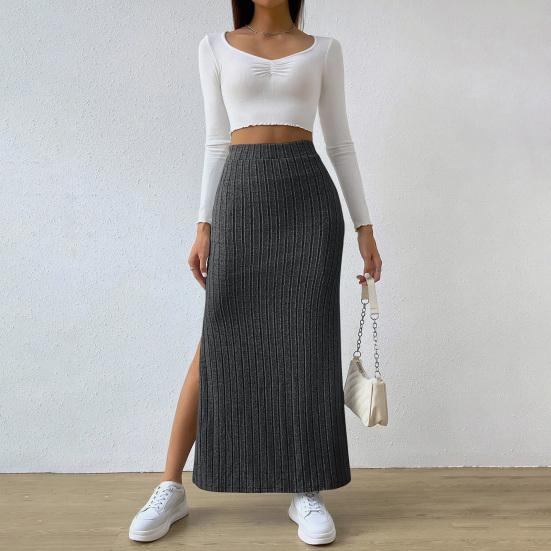 Falda de punto con abertura lateral cómoda y refinada, ideal para un look casual y moderno