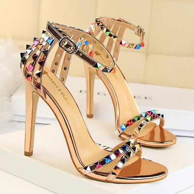 Sandalias de tacón para mujer con apliques metálicos estilo romano - Valeria