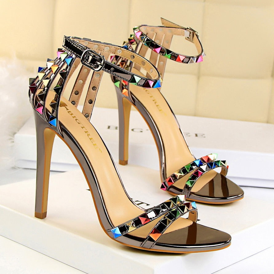 Sandalias de tacón para mujer con apliques metálicos estilo romano - Valeria