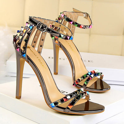 Sandalias de tacón para mujer con apliques metálicos estilo romano - Valeria