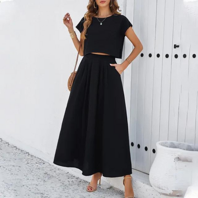 Elegante conjunto con crop top y falda larga vaporosa, perfecto para un look refinado y moderno ideal para veladas especiales