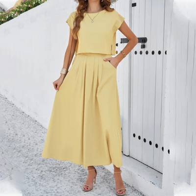 Elegante conjunto con crop top y falda larga vaporosa, perfecto para un look refinado y moderno ideal para veladas especiales