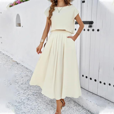 Elegante conjunto con crop top y falda larga vaporosa, perfecto para un look refinado y moderno ideal para veladas especiales