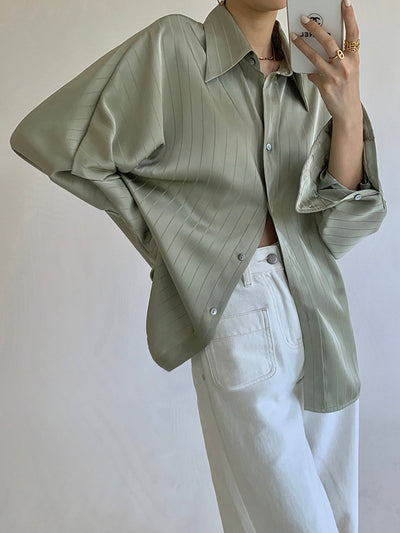 Clara - Camisa oversize con cuello alto y botones