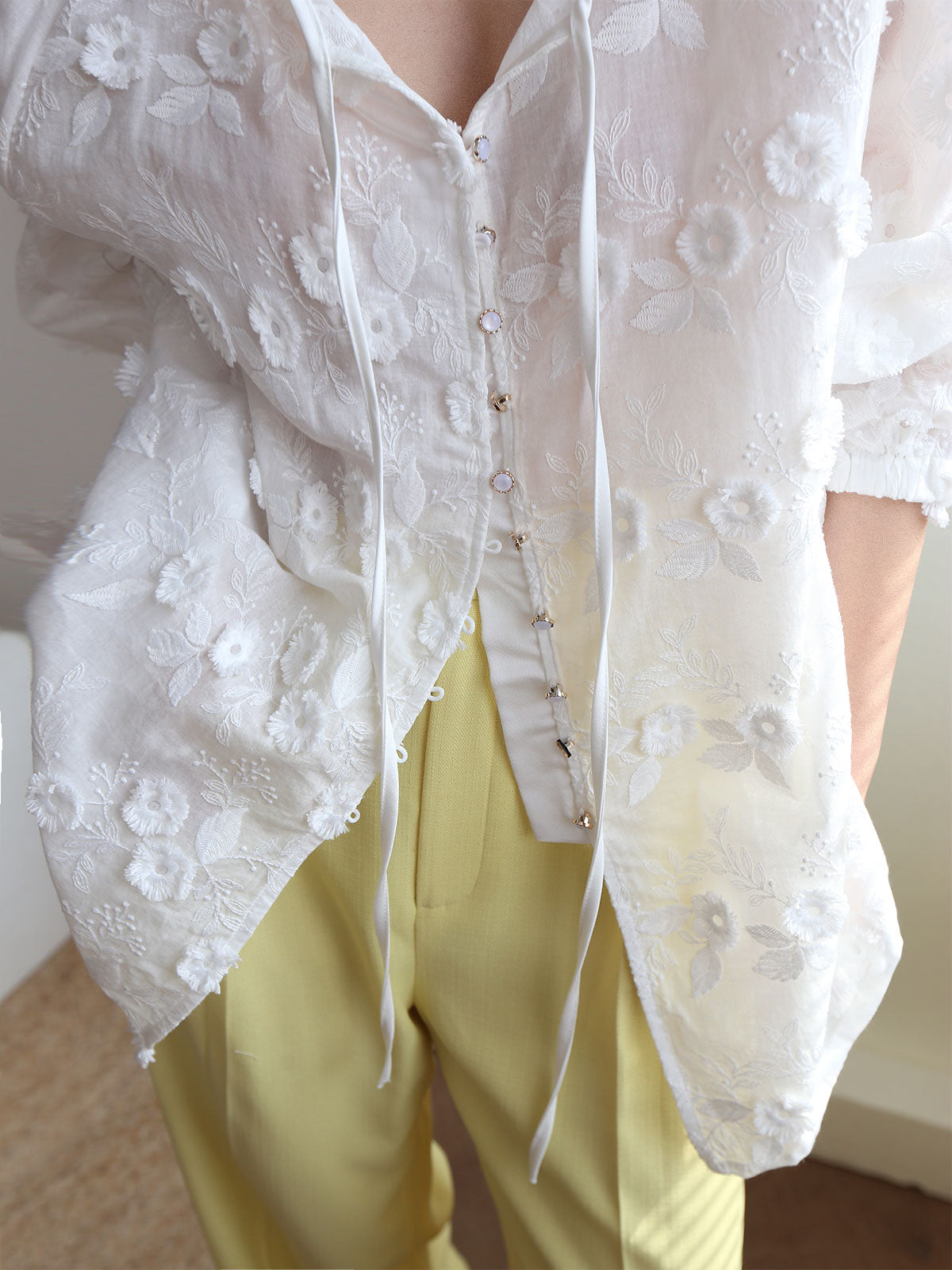 Sophie - Blusa oversize con bordado floral semitransparente