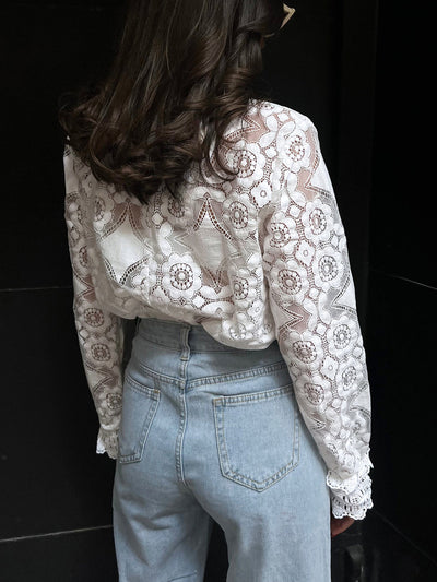 Hannah - Camiseta de cuello alto con bordado floral de encaje semi transparente