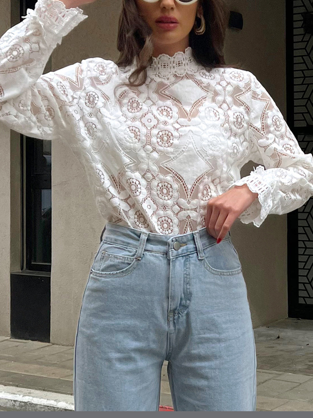 Hannah - Camiseta de cuello alto con bordado floral de encaje semi transparente