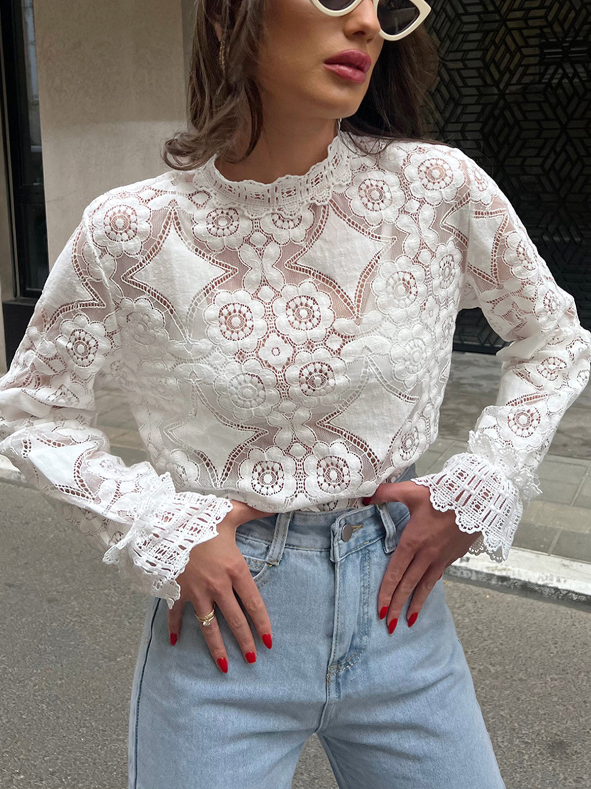 Hannah - Camiseta de cuello alto con bordado floral de encaje semi transparente
