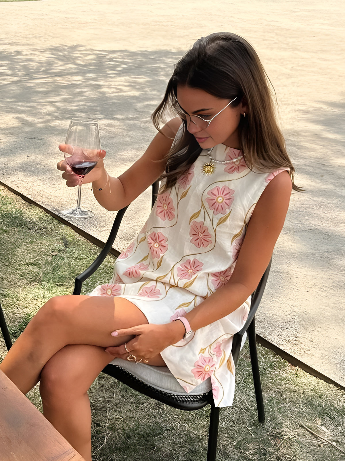 Ava - Vestido corto sin mangas con estampado romántico