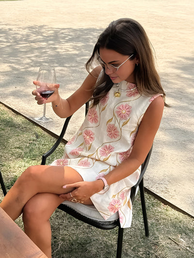 Ava - Vestido corto sin mangas con estampado romántico