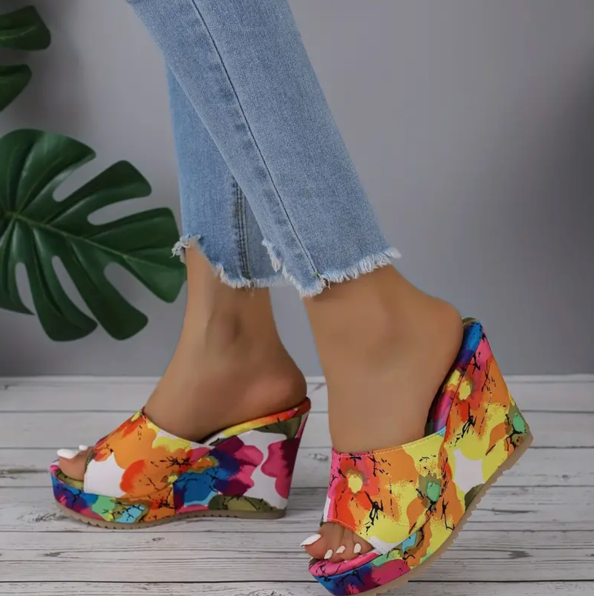 Femke - Las sandalias de tacón de cuña con plataforma y estampado de colores