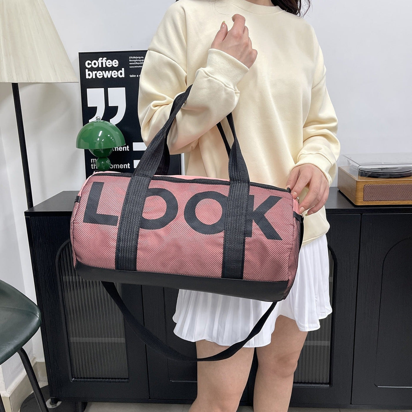 Bolso deportivo para mujer con compartimento independiente y diseño cilíndrico - Lía
