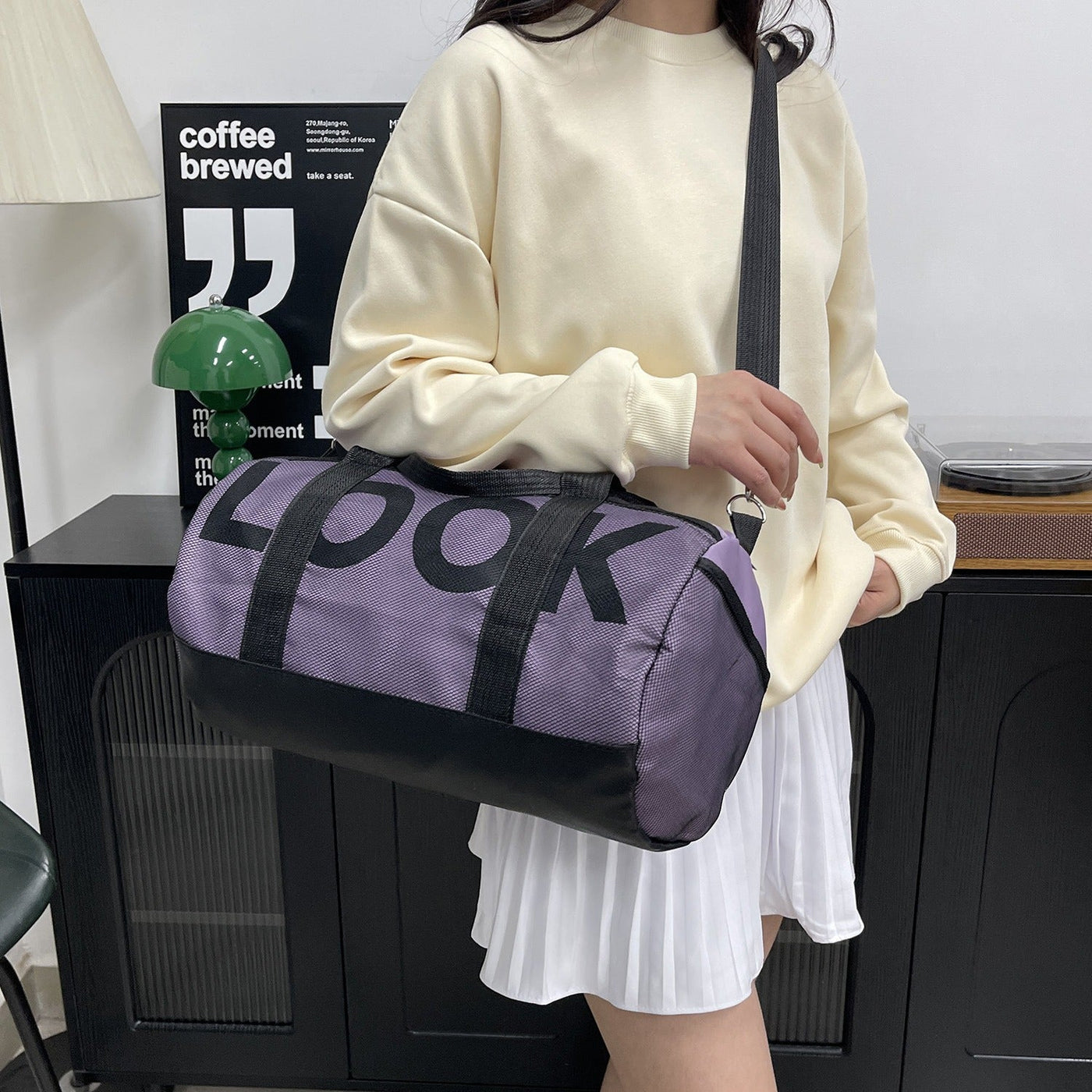 Bolso deportivo para mujer con compartimento independiente y diseño cilíndrico - Lía