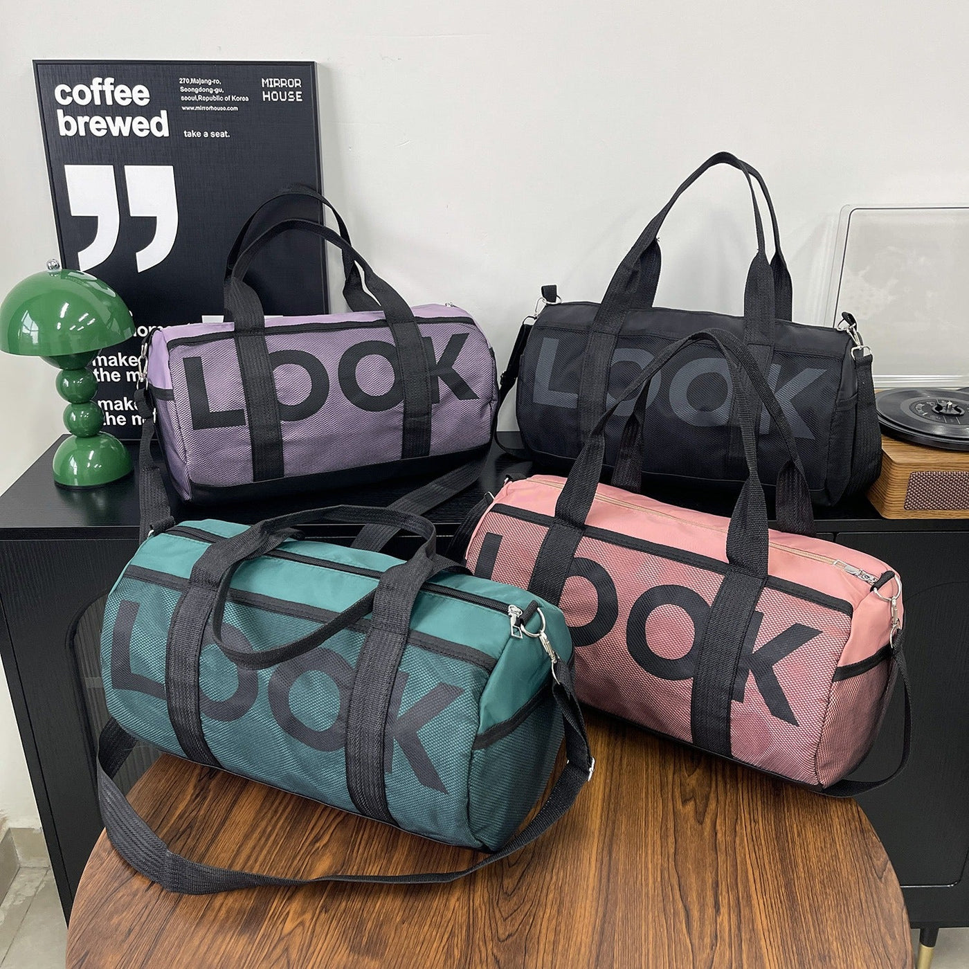 Bolso deportivo para mujer con compartimento independiente y diseño cilíndrico - Lía