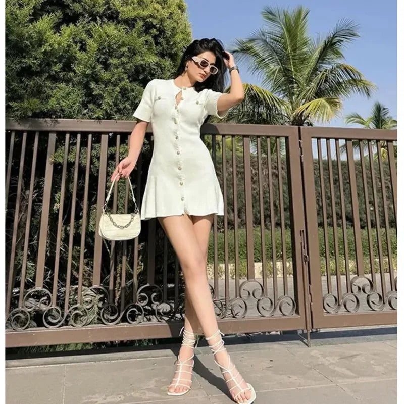 Carmenza - Elegante vestido de punto fino con botones dorados
