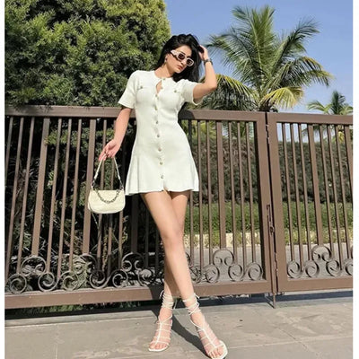 Carmenza - Elegante vestido de punto fino con botones dorados