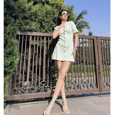 Carmenza - Elegante vestido de punto fino con botones dorados