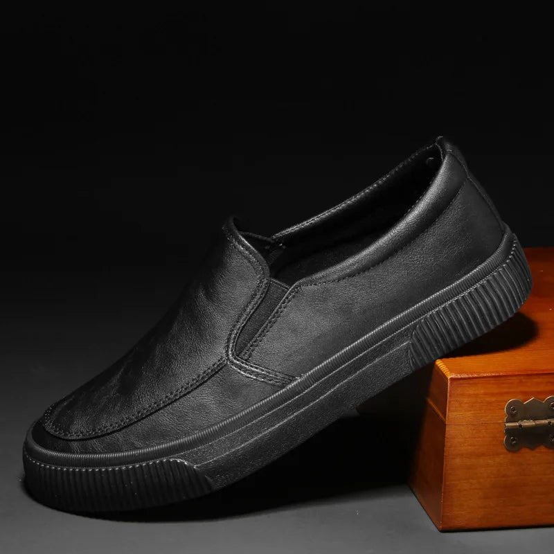 Elegantes mocasines de piel para hombre