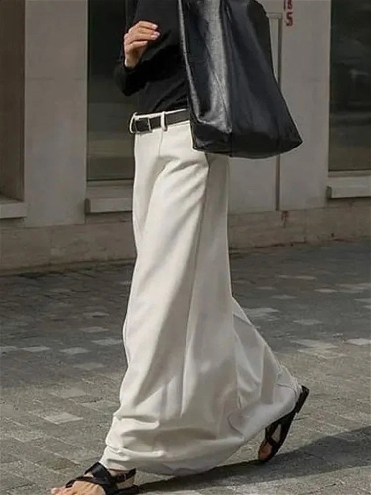 Elegante falda de corte en H con un diseño sencillo y refinado, perfecta para un look clásico y sofisticado