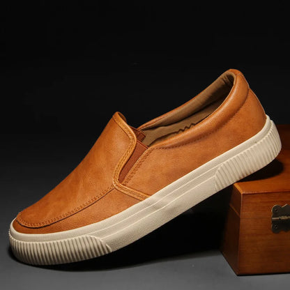 Elegantes mocasines de piel para hombre