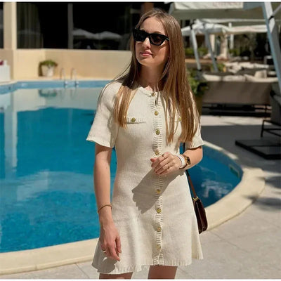 Carmenza - Elegante vestido de punto fino con botones dorados