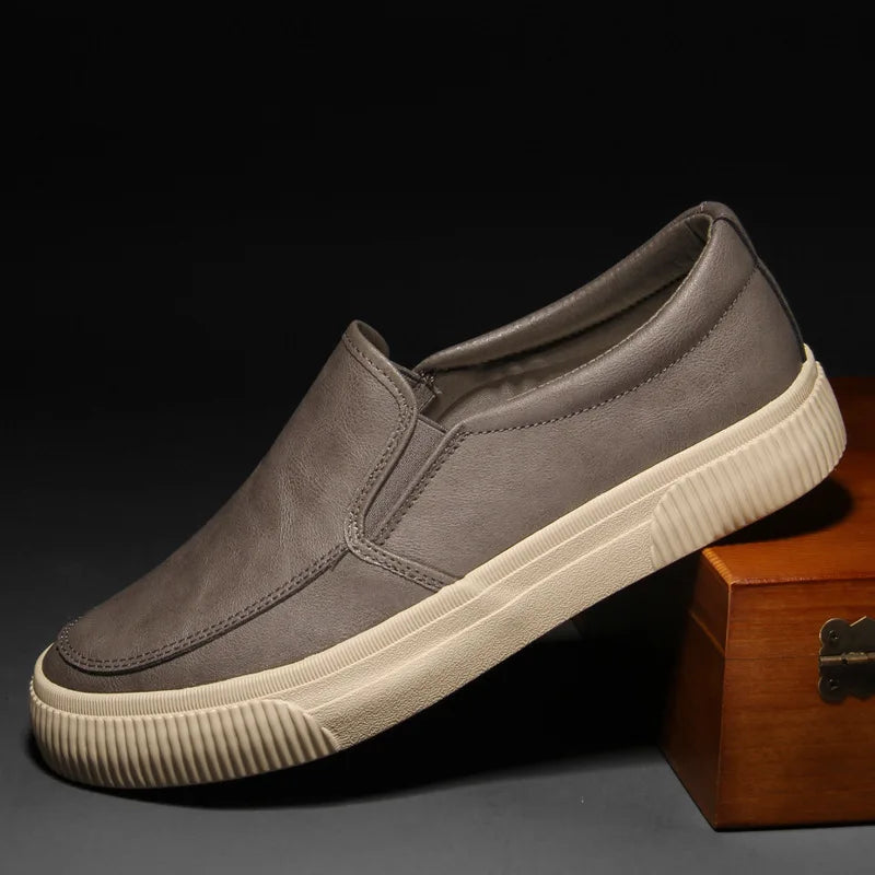 Elegantes mocasines de piel para hombre