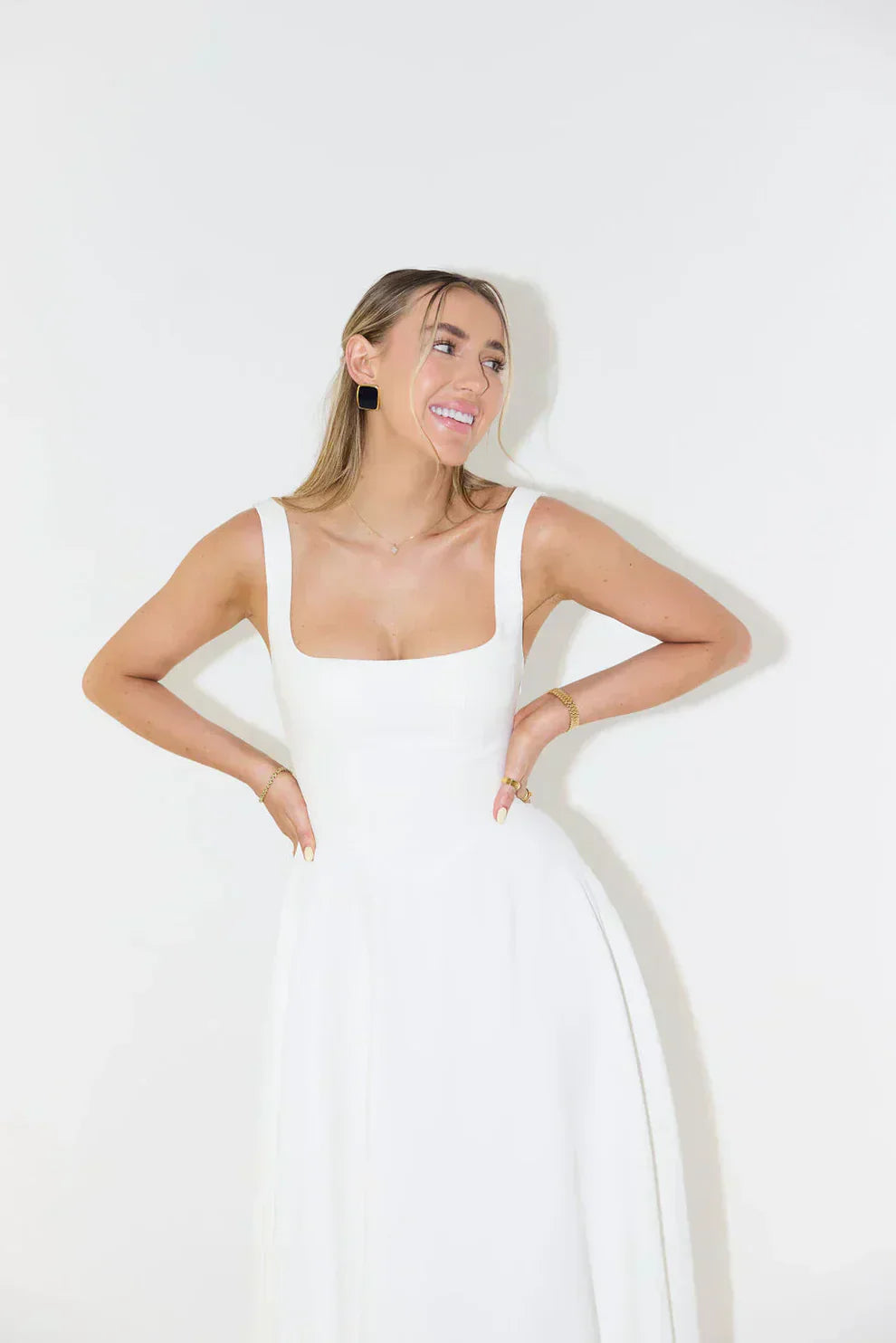 Melody - Nuevo vestido de tirantes sencillo y entallado de largo medio