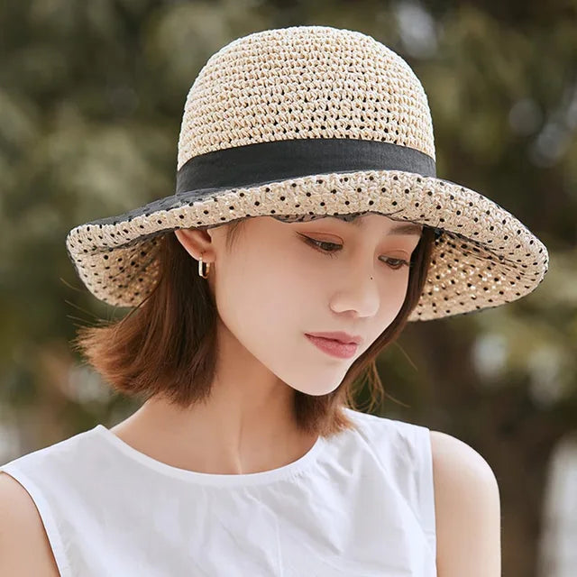 Sombrero de verano de lunares con bordado de ojales para un look chic