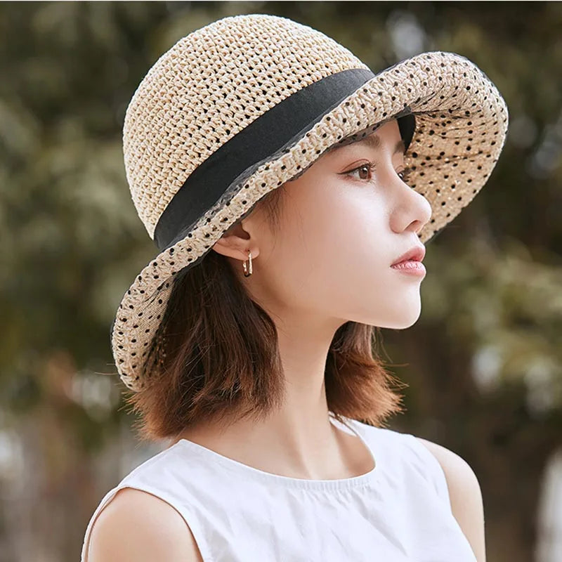 Sombrero de verano de lunares con bordado de ojales para un look chic