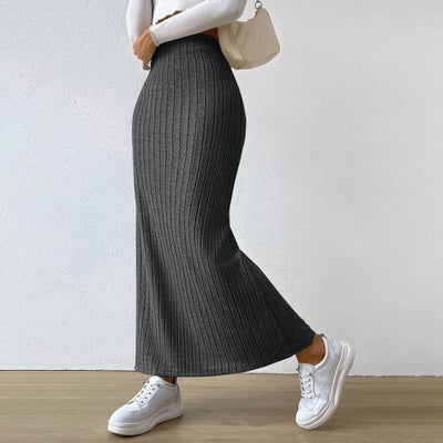 Falda de punto con abertura lateral cómoda y refinada, ideal para un look casual y moderno