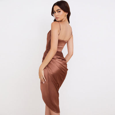 Jamie - Vestido midi de satén plisado con cuello alto y abertura asimétrica