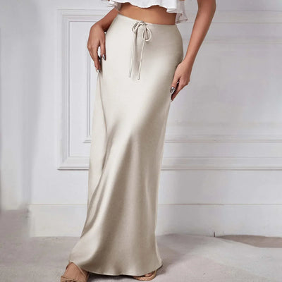 Falda de satén de talle alto con lazos, elegante y actual perfecta para un look sofisticado y moderno