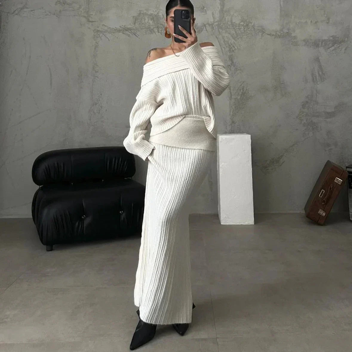 Elegante conjunto de jersey sin hombros y falda de punto ceñida, perfecto para un look sofisticado y femenino