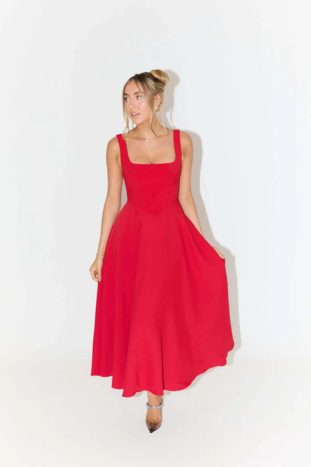 Melody - Nuevo vestido de tirantes sencillo y entallado de largo medio