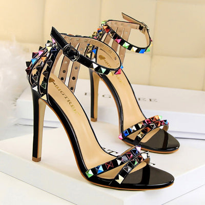 Sandalias de tacón para mujer con apliques metálicos estilo romano - Valeria