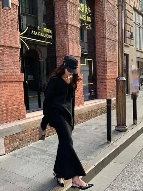Traje de punto para mujer con top de escote en V y falda a juego, elegante y versátil para un look femenino y contemporáneo