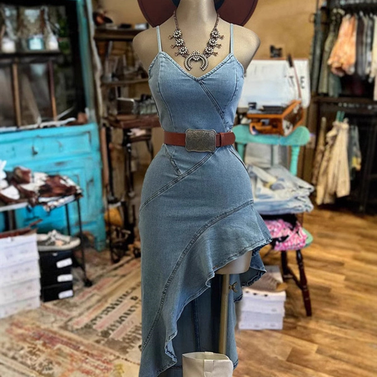 Vestido asimétrico denim con tirantes finos y volante lateral - Elira