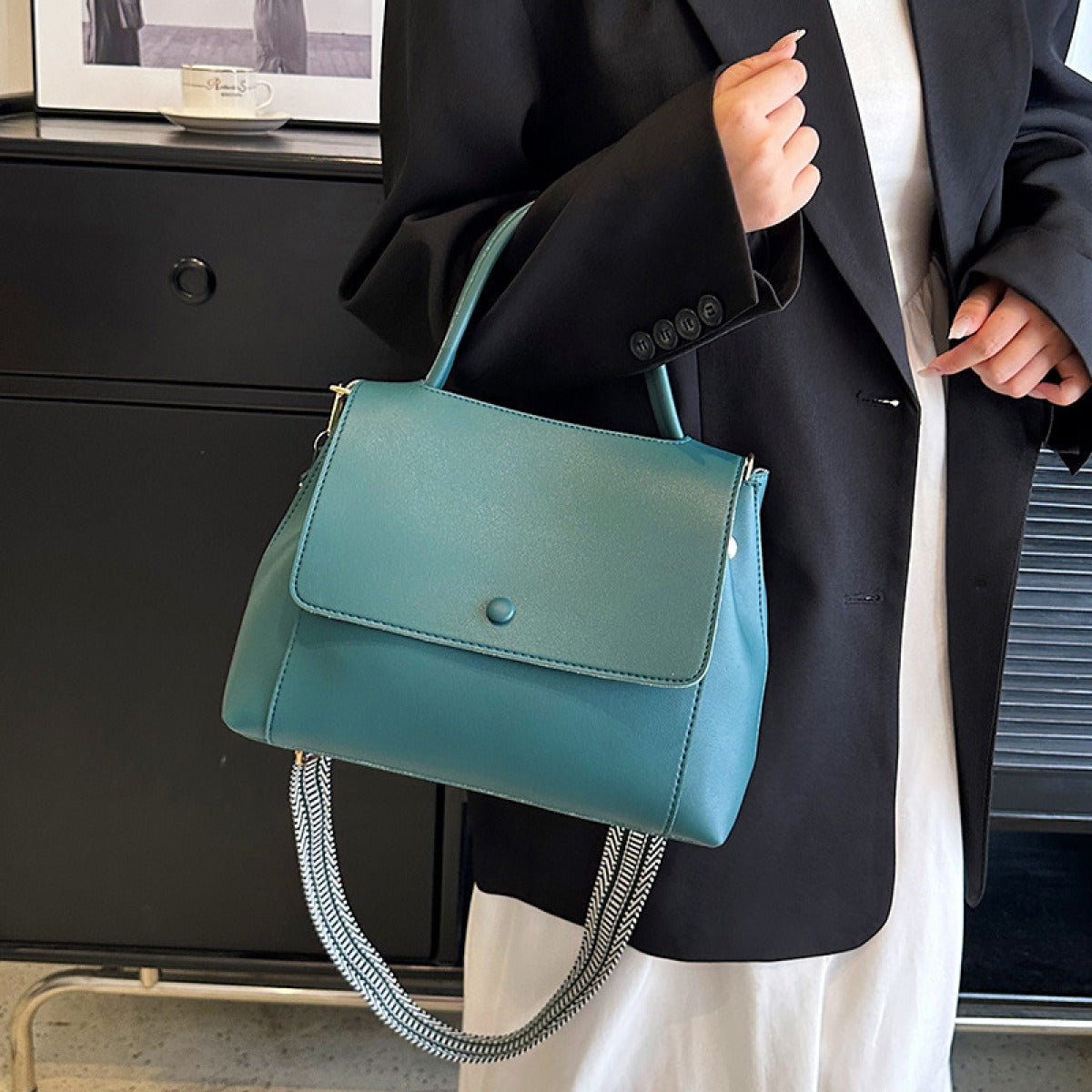 Bolso para mujer de piel sintética estructura rígida estilo bandolera - Renata