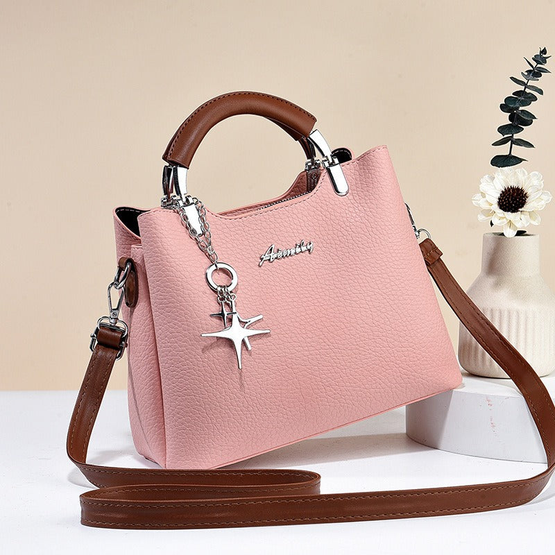 Bolso de mano para mujer de piel sintética con colgante decorativo - Giana
